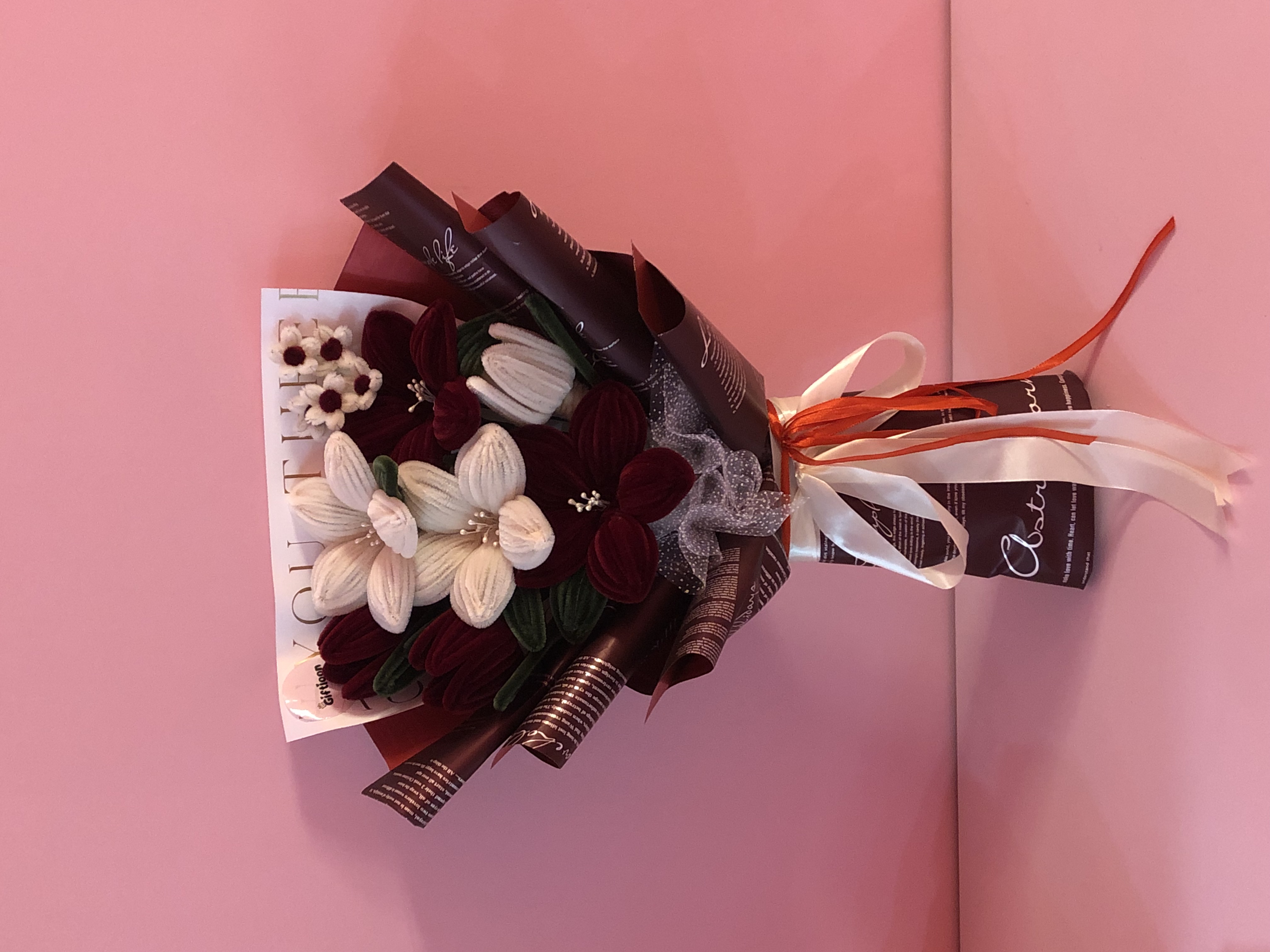 دسته گل زرشکی سفید 🥀