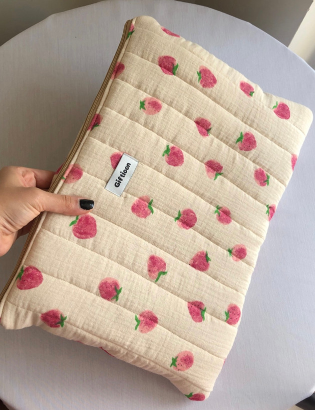کاور لپتاپ/آیپد توت فرنگی کرم 🍓